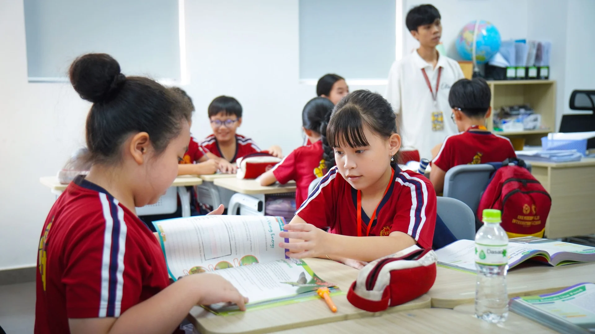 Học sinh SNA cùng trao đổi trong giờ học